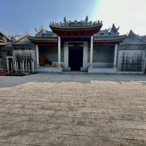 Temple à coter de l'ecole